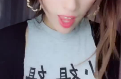 一个好帅的小姐姐英语,Captivating Charm: The Alluring Appeal of a Good Looking Young Lady